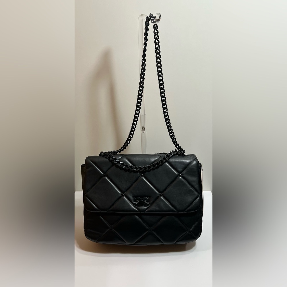 Sleek Black Shoulder Bag with Chain Strap and Quilted Design
